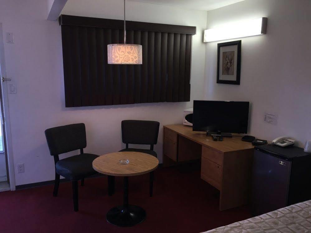 Voyageur Motel Тандер-Бей Экстерьер фото